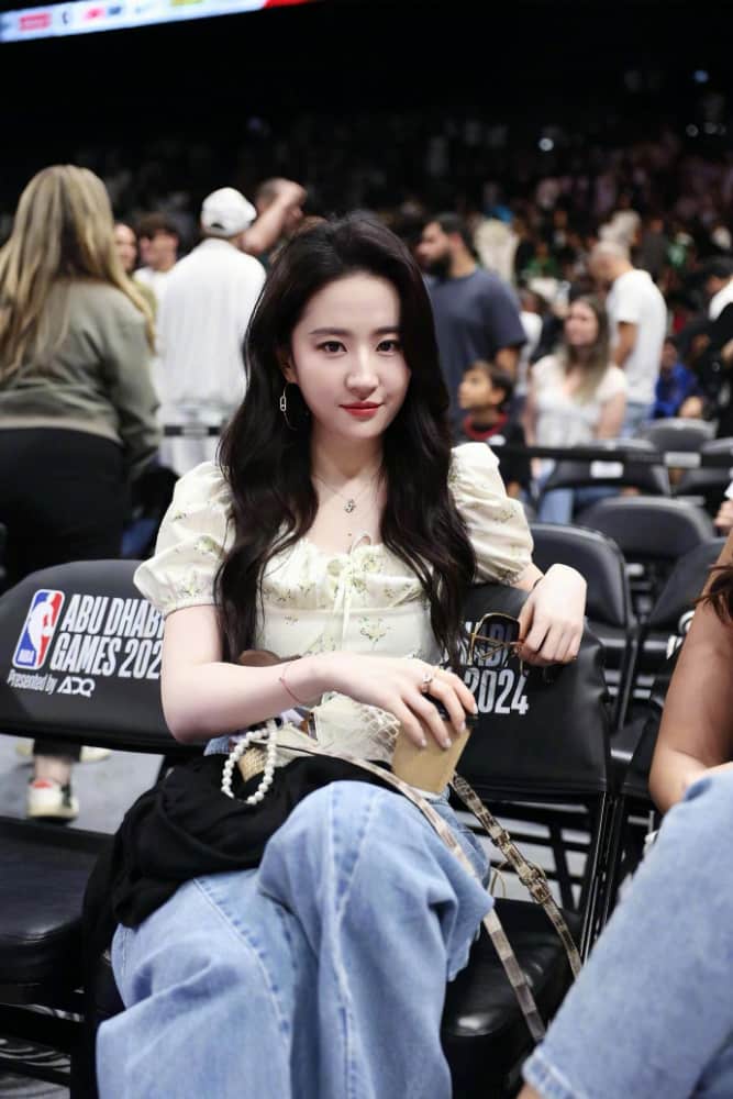 刘亦菲观看NBA阿布扎比季前赛神仙照_2