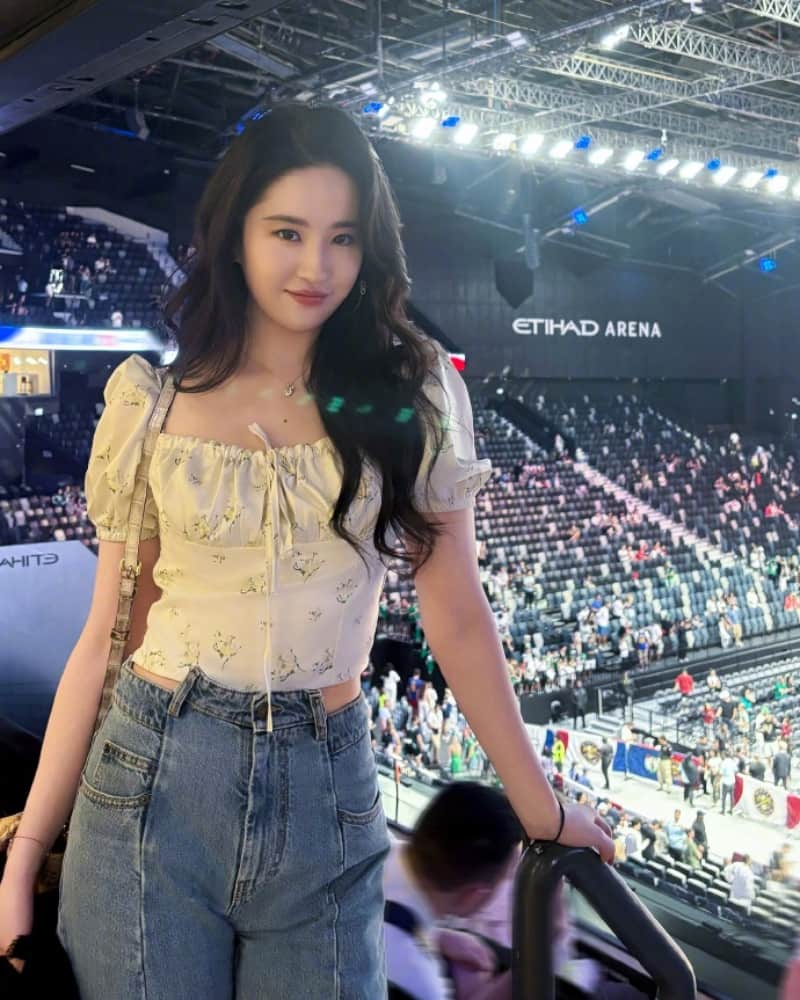 刘亦菲观看NBA阿布扎比季前赛神仙照_4