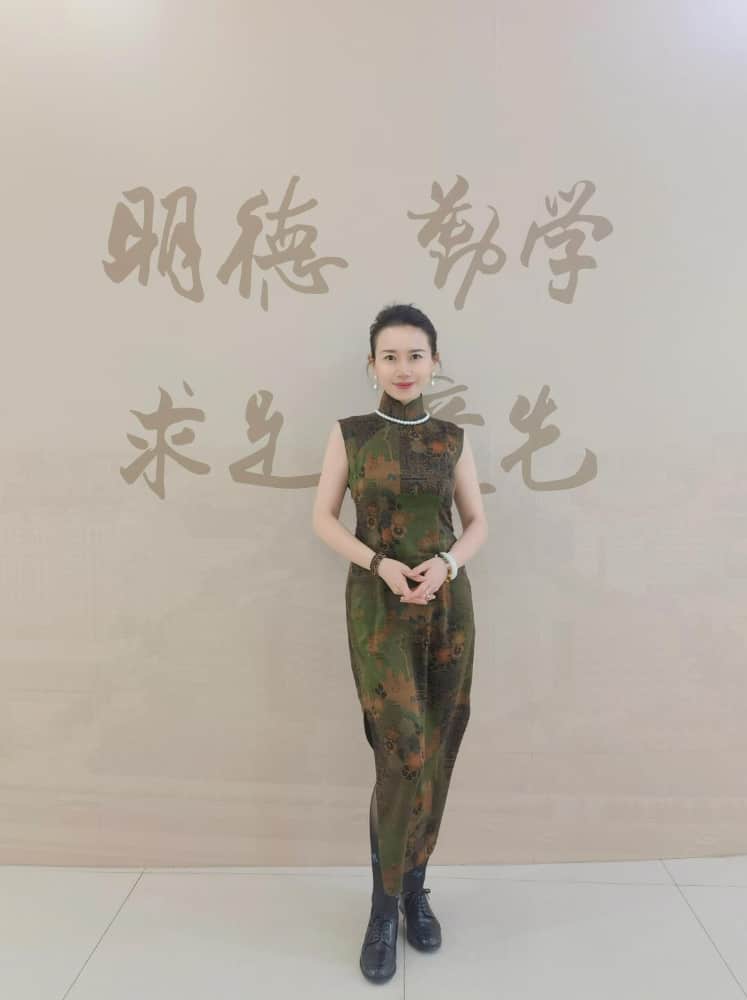 老师黑色双开真丝旗袍图片和寓意_1