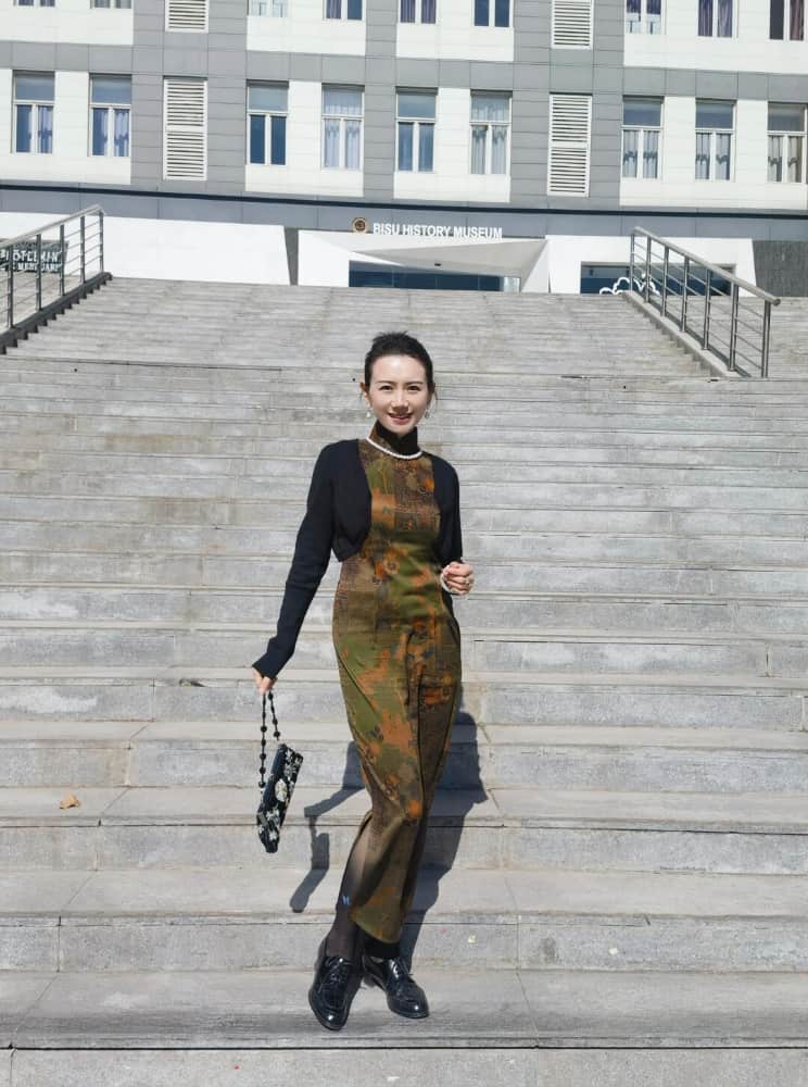 老师黑色双开真丝旗袍图片和寓意_2