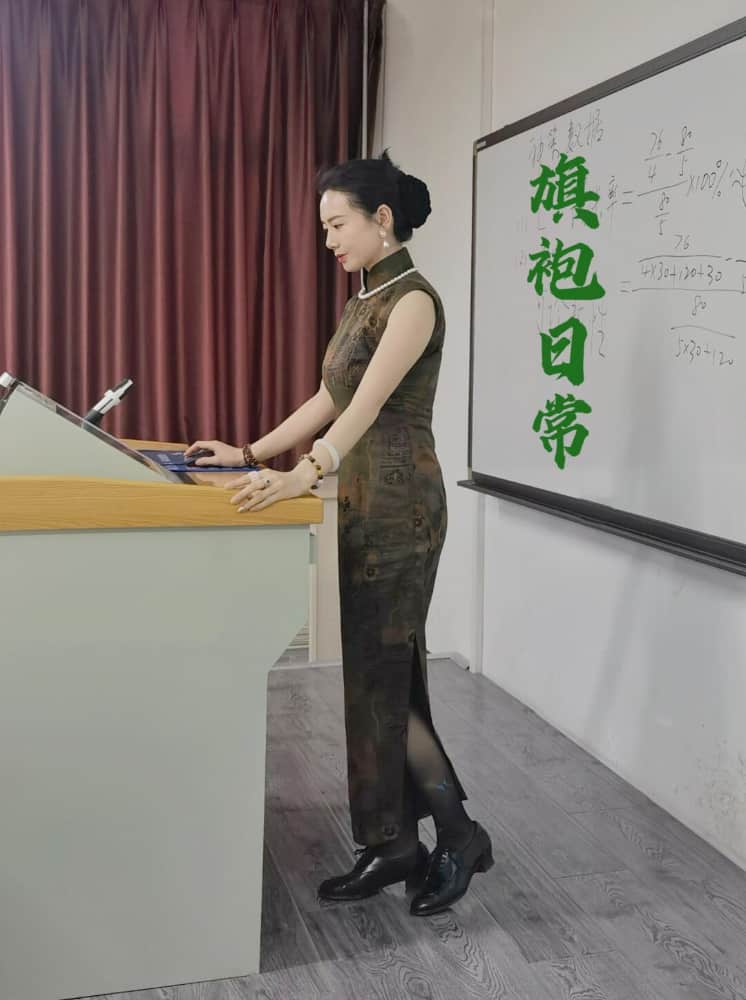 老师黑色双开真丝旗袍图片和寓意_3