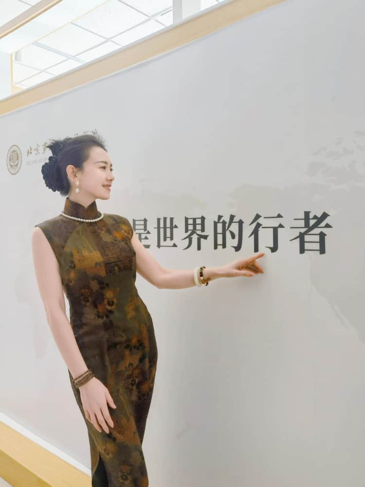 老师黑色双开真丝旗袍图片和寓意_4