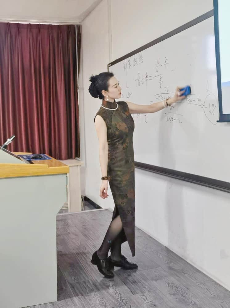 老师黑色双开真丝旗袍图片和寓意_5