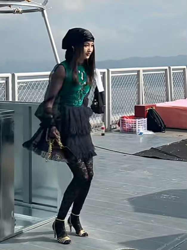 vogue盛典关晓彤黑蕾丝造型图片_3