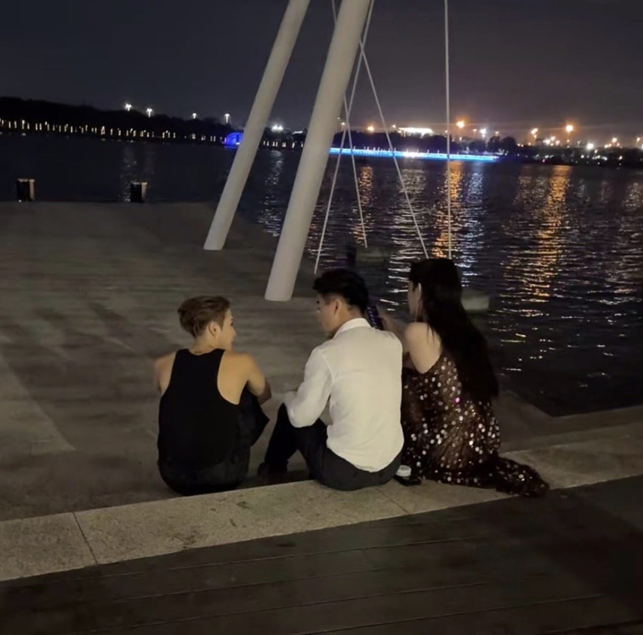 王嘉尔何猷君奚梦瑶坐地上聊天图片_1