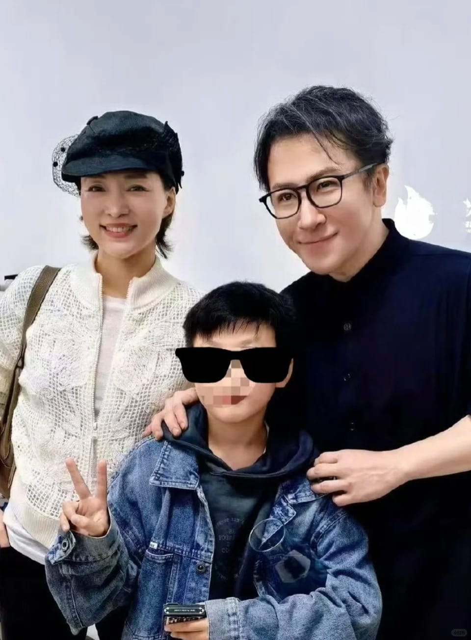 董卿带儿子看刘谦演出后合照_1