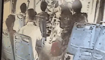老头公交车亲吻小女孩,老头扒开粉嫩的小缝亲吻图_1
