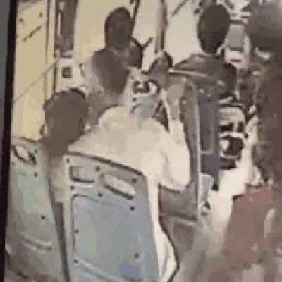 老头公交车亲吻小女孩,老头扒开粉嫩的小缝亲吻图