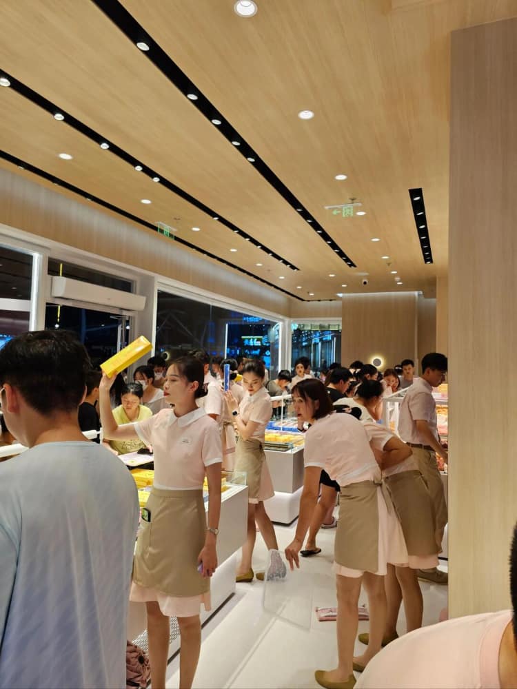 好利来的小姐姐图片为什么都是丝袜大长腿_1