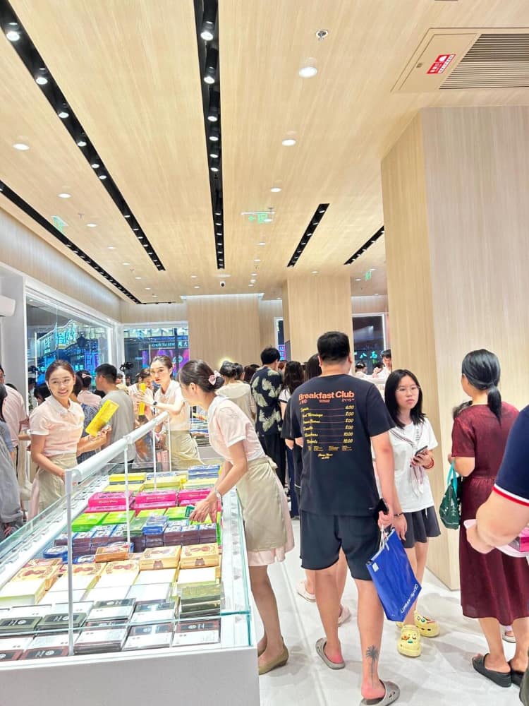 好利来的小姐姐图片为什么都是丝袜大长腿_2
