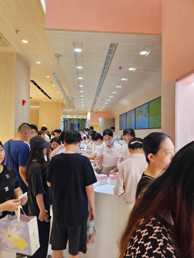 好利来的小姐姐图片为什么都是丝袜大长腿_3