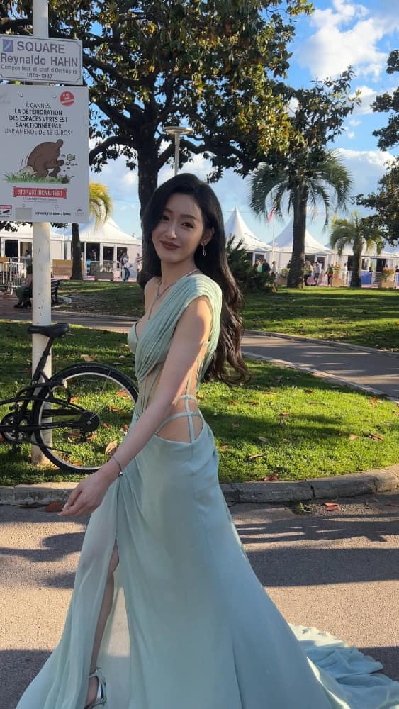 从短袖袖子里看女孩内衣图片_3