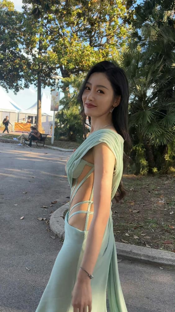 从短袖袖子里看女孩内衣图片_5