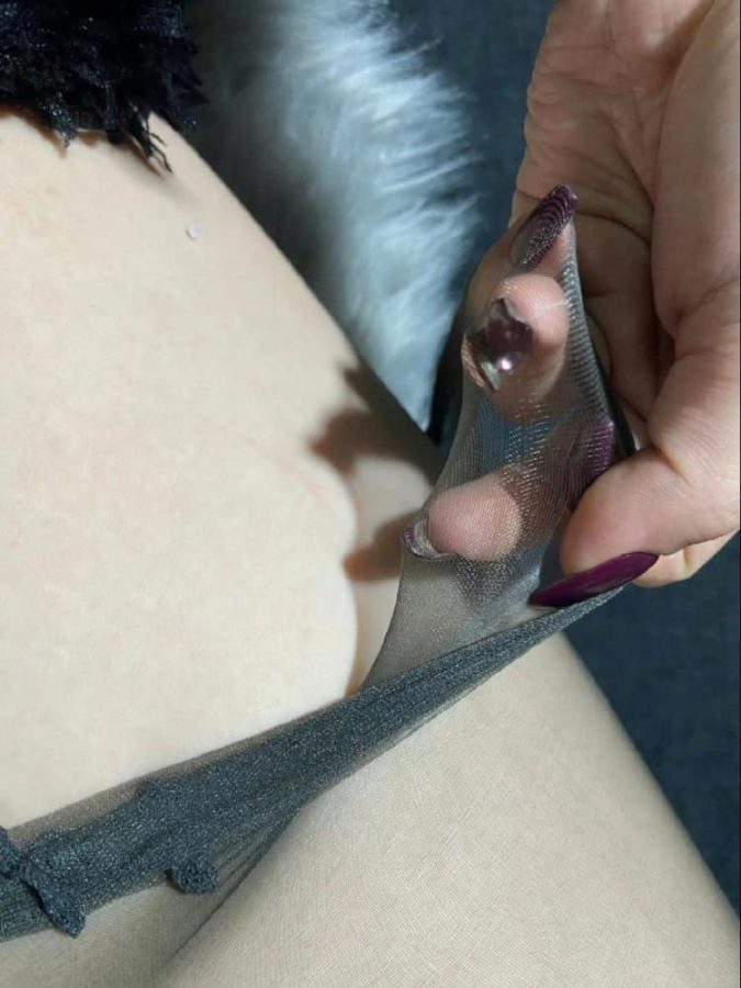 扒开穿黑色袜子的女人图片_1