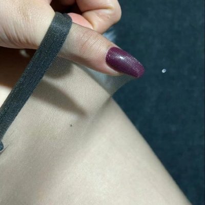 扒开穿黑色袜子的女人图片