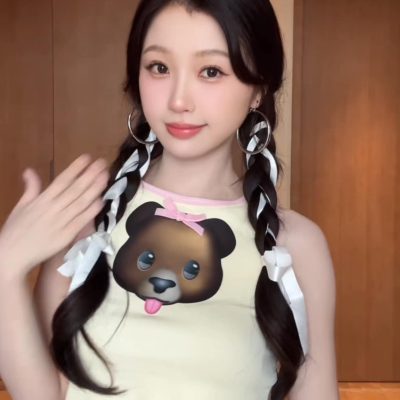 虞书欣跳ohmybaby手势舞双马尾图片