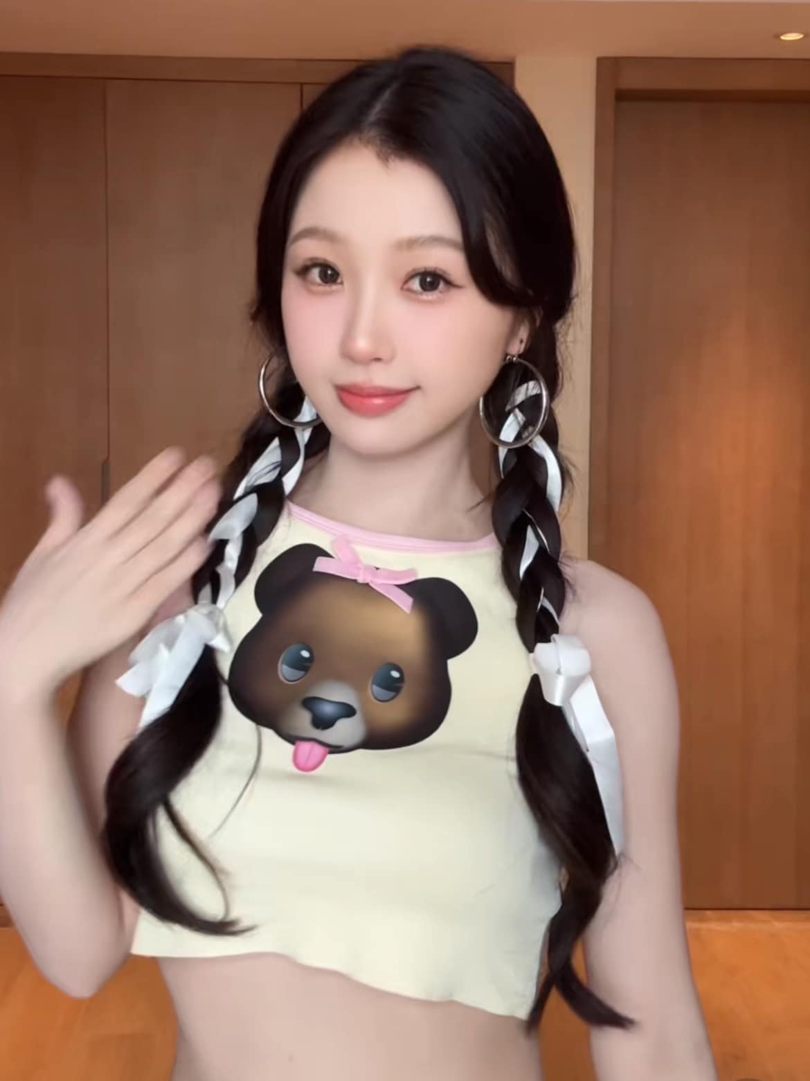 虞书欣跳ohmybaby手势舞双马尾图片_1