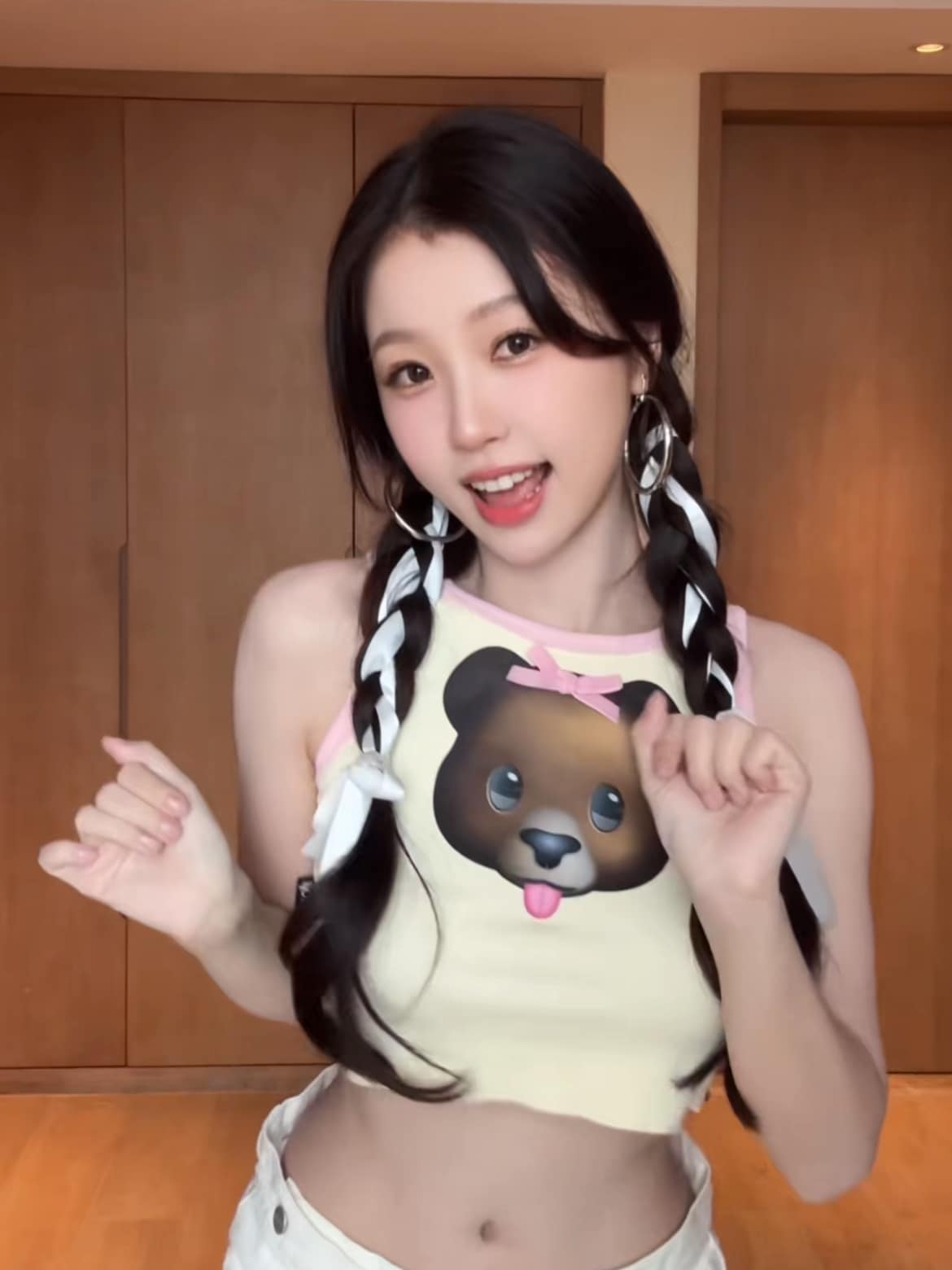 虞书欣跳ohmybaby手势舞双马尾图片_4