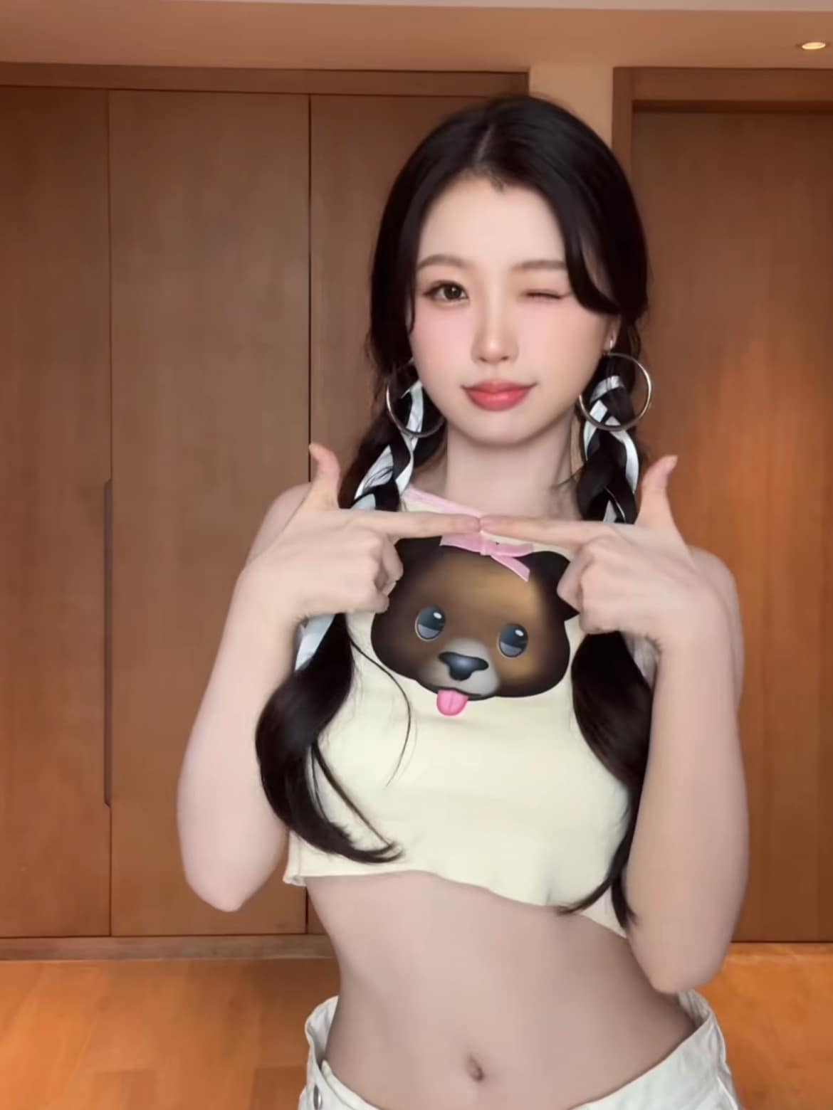 虞书欣跳ohmybaby手势舞双马尾图片_5