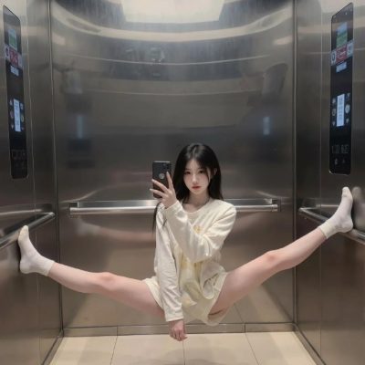美女电梯一字马图片,一字马的时候唇瓣是打开的吗?