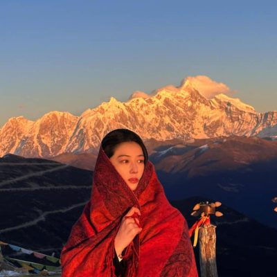 张馨予西藏南迦巴瓦图片