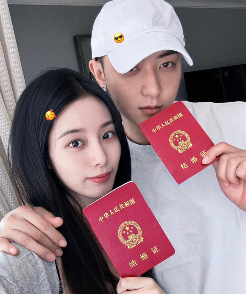 黄子韬徐艺洋领证晒结婚证图片_1
