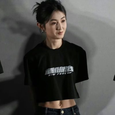张子枫六块腹肌马甲线图片