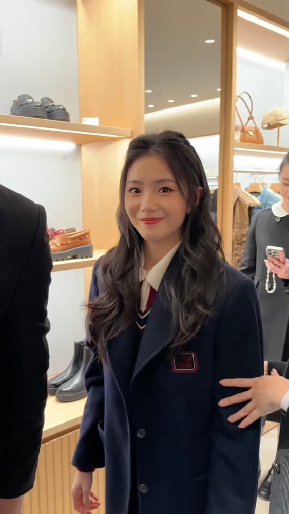 刘浩存制服女高学姐MiuMiu抓拍图片_2