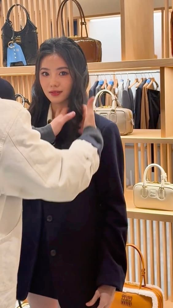 刘浩存制服女高学姐MiuMiu抓拍图片_3