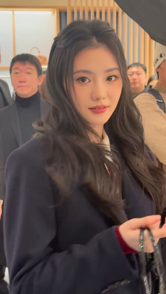 刘浩存制服女高学姐MiuMiu抓拍图片_5