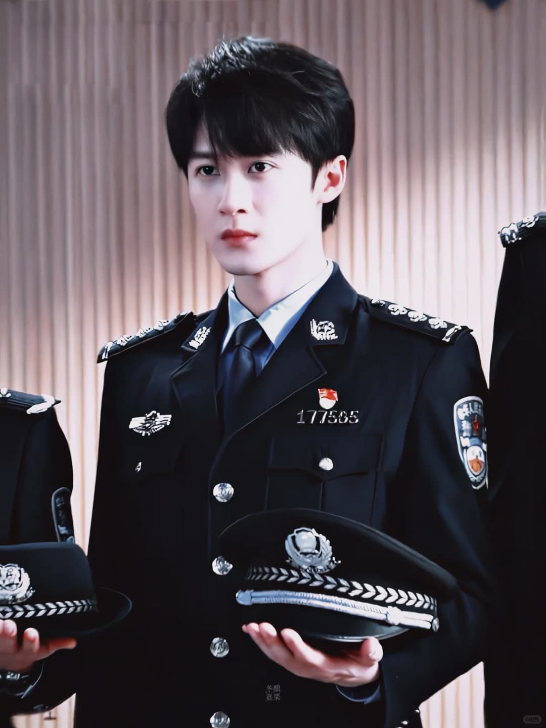 《猎罪图鉴2》檀健次警服常服帅气图片_1