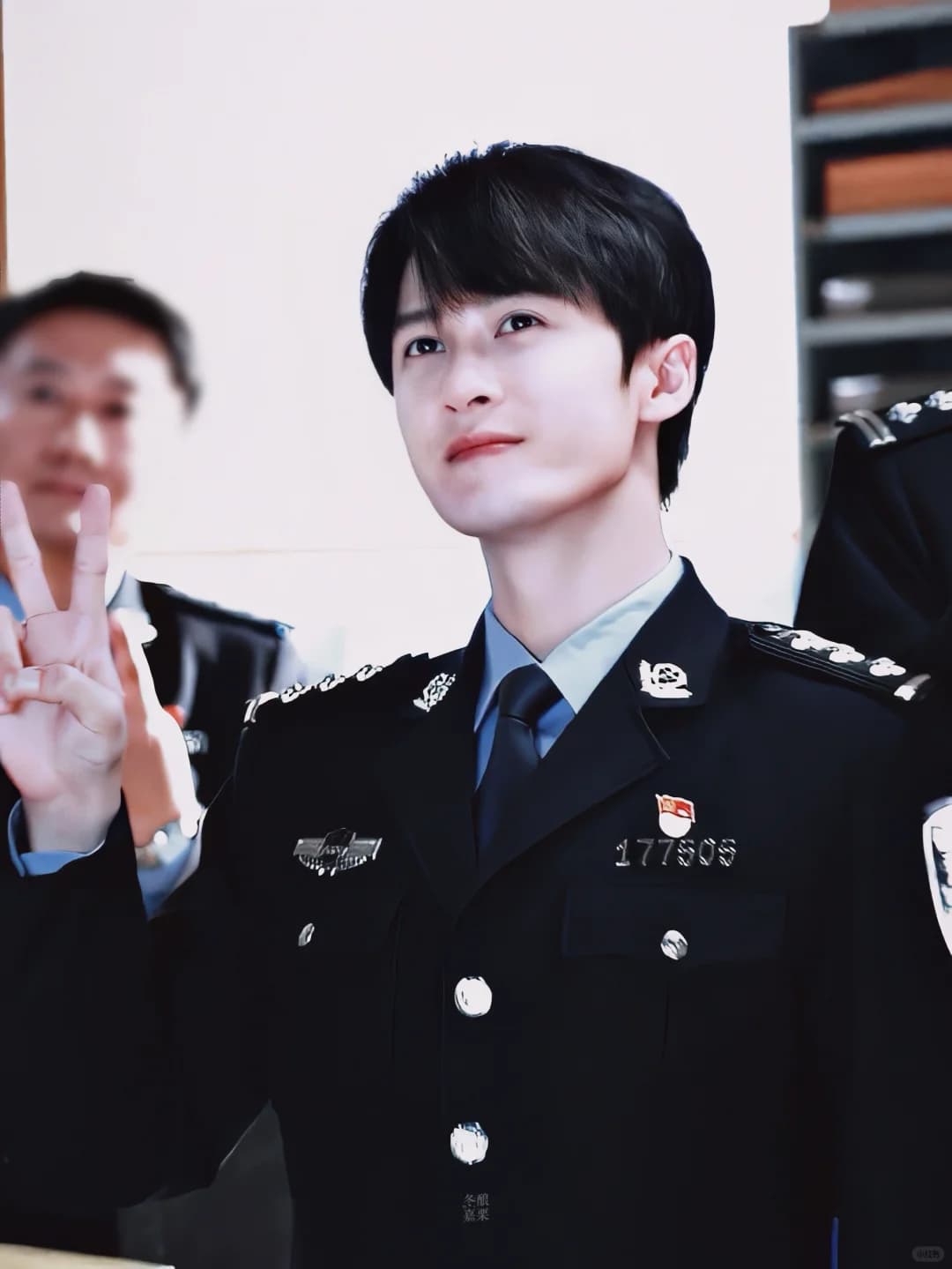 《猎罪图鉴2》檀健次警服常服帅气图片_3