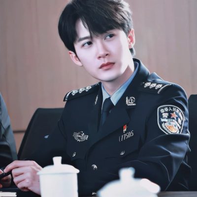 《猎罪图鉴2》檀健次警服常服帅气图片