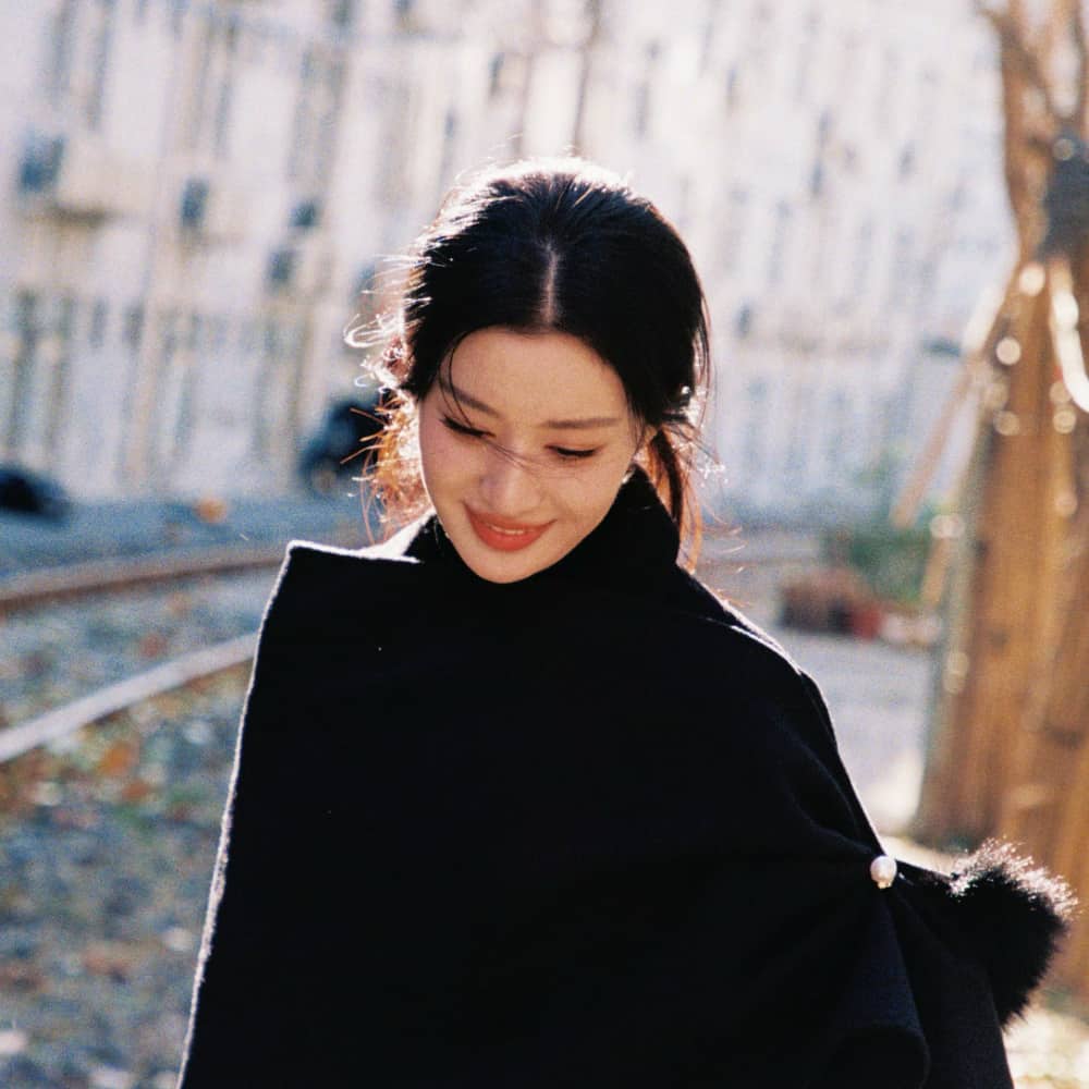 王楚然知性女生光影轮廓头像图片_6