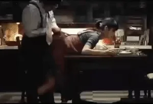亲切的金子趴在桌子上生猴子动态图_1