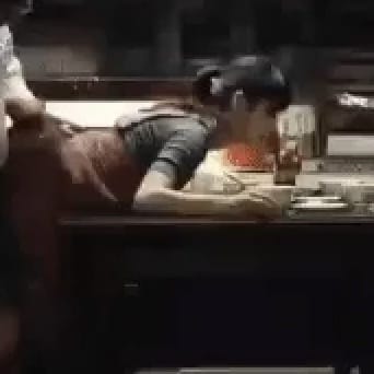 亲切的金子趴在桌子上生猴子动态图