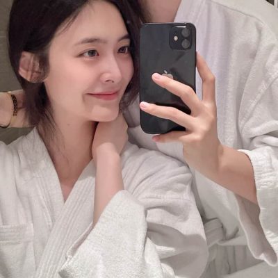 日本夫妻二人一起入住酒店自拍照图片