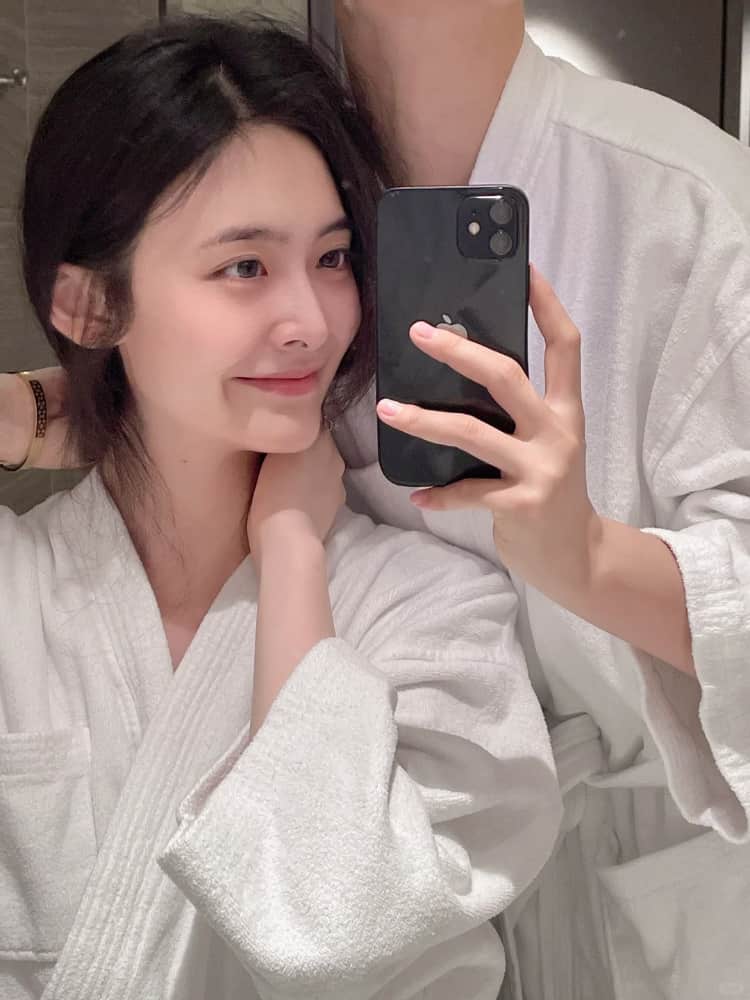 日本夫妻二人一起入住酒店自拍照图片_4