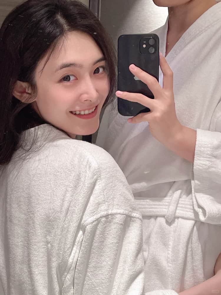 日本夫妻二人一起入住酒店自拍照图片_5