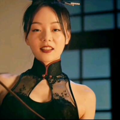 《黄庙村·地宫美人》女特工被扒下内裤亲嘴