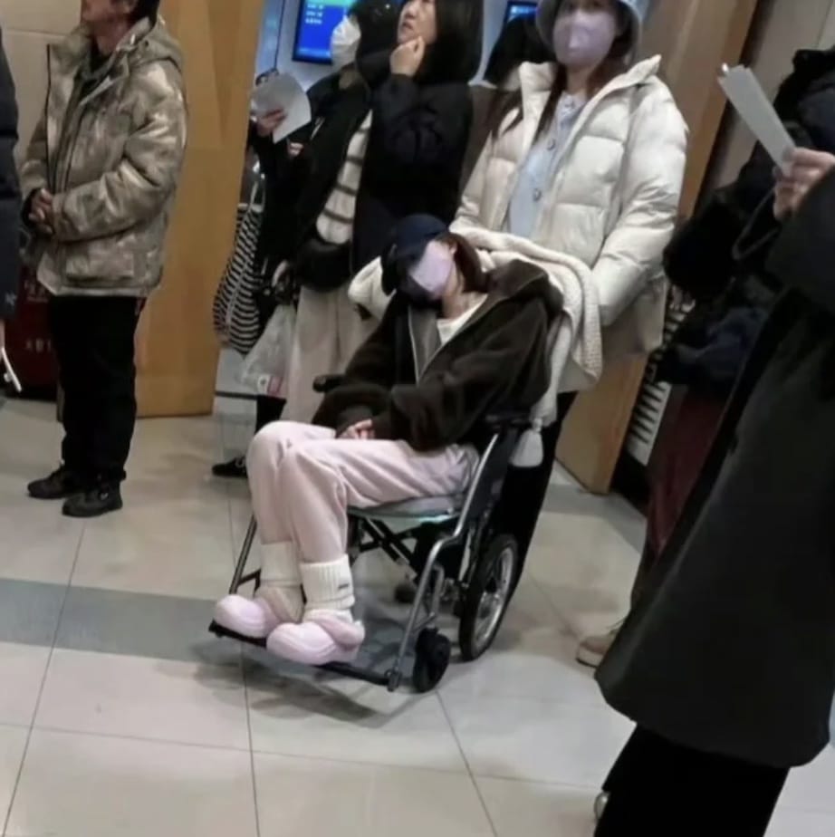 赵露思坐轮椅得了什么病？_1