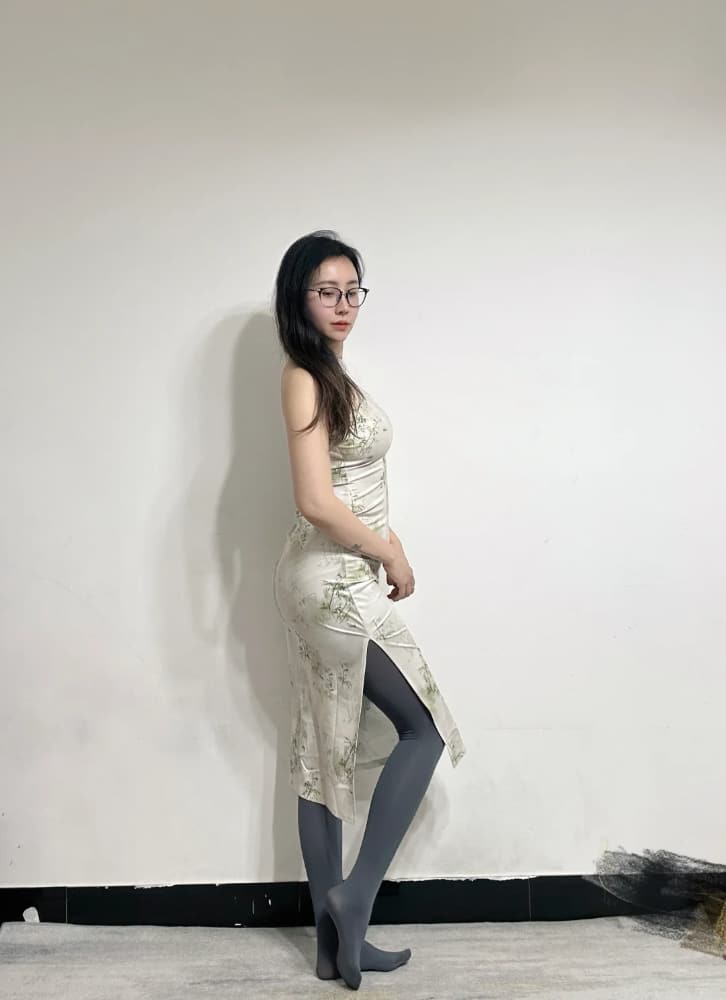 黑框眼镜旗袍灰丝袜知性天花板美女图片_1