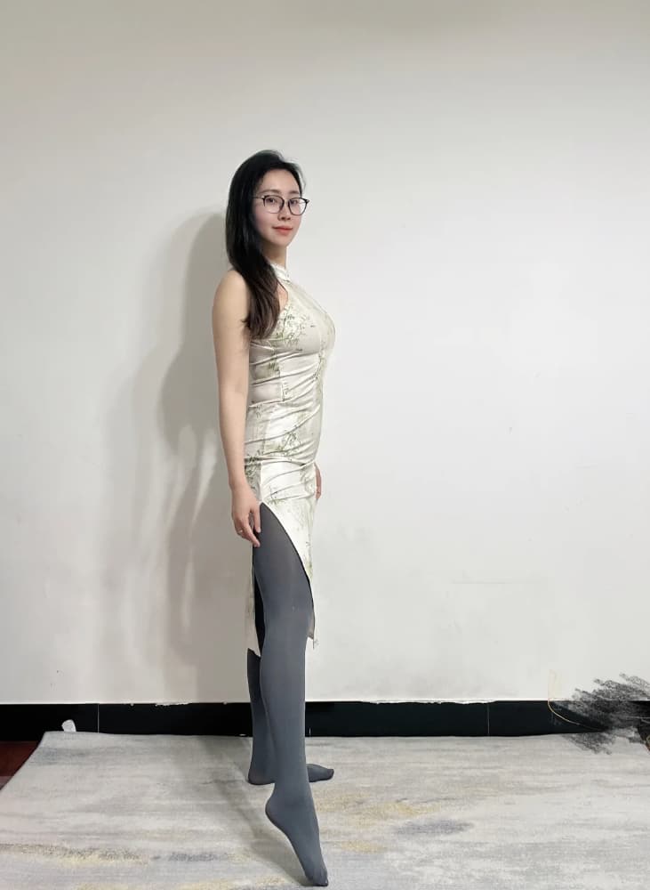 黑框眼镜旗袍灰丝袜知性天花板美女图片_2