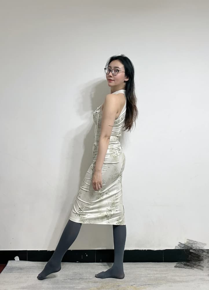 黑框眼镜旗袍灰丝袜知性天花板美女图片_3