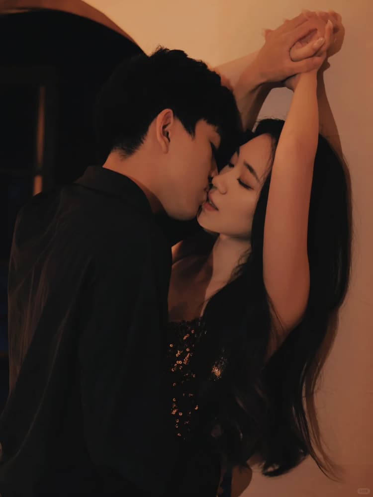 一面膜胸口一面吃下部位片段情侣写真图片_1