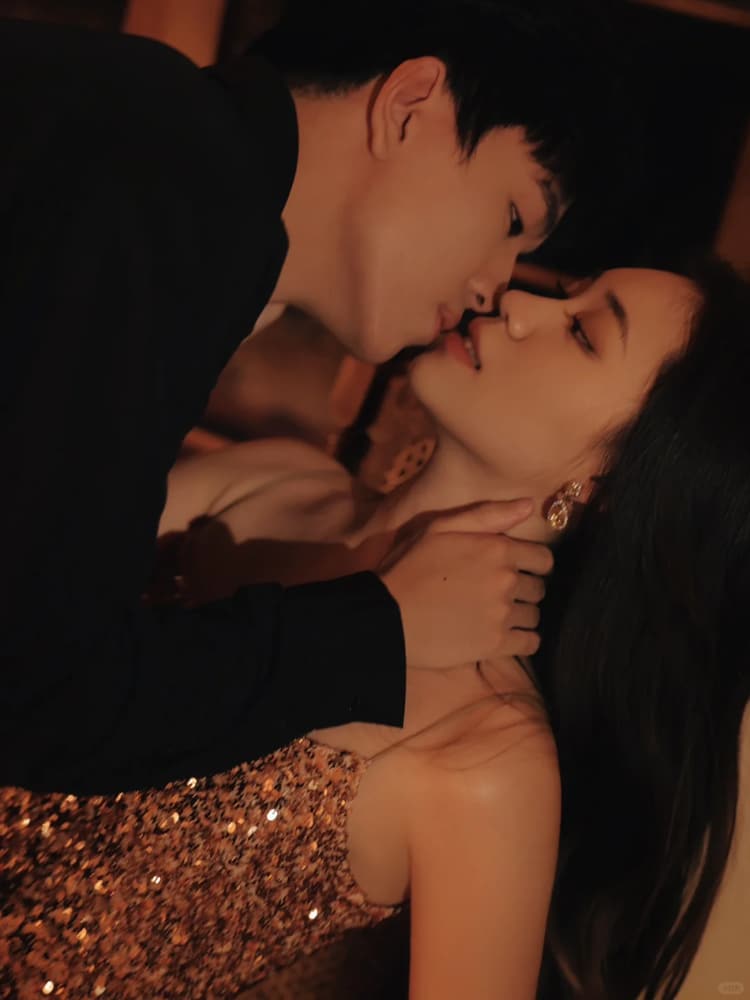 一面膜胸口一面吃下部位片段情侣写真图片_3