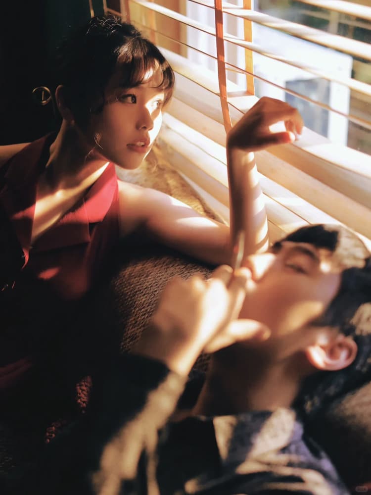 一面膜胸口一面吃下部位片段情侣写真图片_23