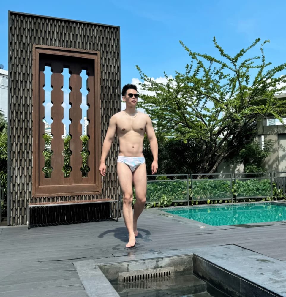 白皮体育生肌肉男穿三角裤前面突出自拍图片_3