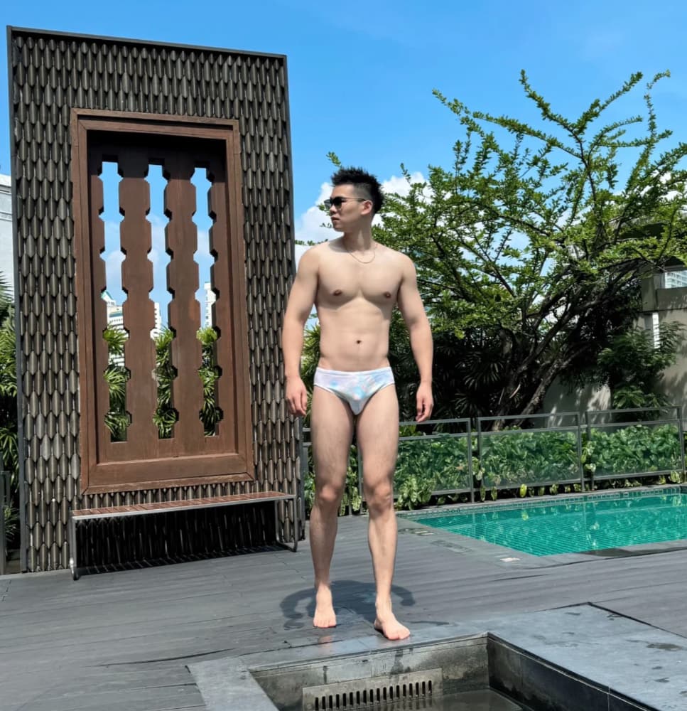 白皮体育生肌肉男穿三角裤前面突出自拍图片_4
