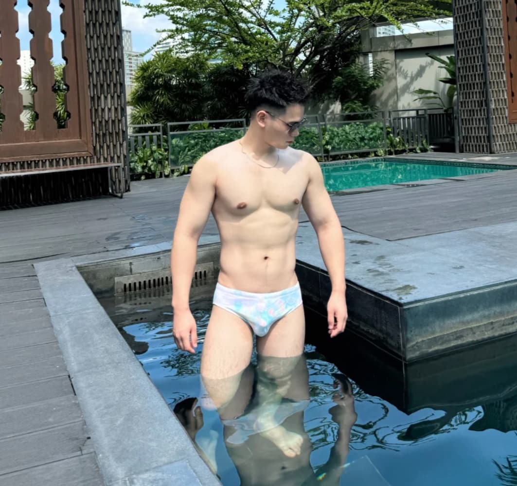 白皮体育生肌肉男穿三角裤前面突出自拍图片_5